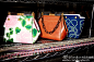 #ToryBurch2017春夏时装秀#  橘色的热情，红色的炙热，绿色的清新。包包不拘一格明艳色彩的搭配与精致的几何图案完美诠释波西米亚风格，手工金属抽花工艺和月光石的点缀更为手袋增添了隐隐闪烁的微光。再搭配一条飘逸的长裙，做Traveling Chic，度假风满满！