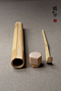 【共筒】

日本抹茶道具，用来装茶杓的竹筒。

（具体可以在百度图片，搜索“共筒”。）

筒身白竹制成，盖子是杉木。

长度21.5厘米，直径约2.8厘米。



日本茶道中，茶杓和共筒，是被当做雅物，可以把玩收藏的。

尤其是名家所作，有题字落款的，都价格不菲。

许多博物馆里，也有珍藏展示。



出口日本正货，

按照日本客商要求的工艺制作和检验。



 



每个竹筒的口径都不一样，因此每个盖子都需要工人师傅手工测量。



茶杓需要您自己准备，可以在日本买一个好点的茶杓。

也可以选择搭配我