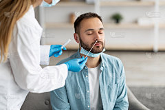 医生在家为男性患者做covid-19 PCR检测。病毒性疾病防治理念