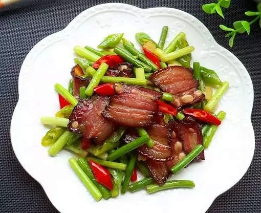 - 蒜苔炒腊肉- 蒜台带些辛辣的味道和有果木微醺的香气的腊肉堪称绝配，虽是家常小菜却异常美味。 原 料：蒜台、腊肉、葱、盐（少许） 做 法 ...