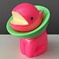 Parabola capta las ondas de radio con su collar y seguro que se entera bien de todo lo que ocurre en cualquier lado. PARABOLA - PEARLESCENT PINK + NEON GREEN es un sofubi de @chimagroup .
#
#zonatoys