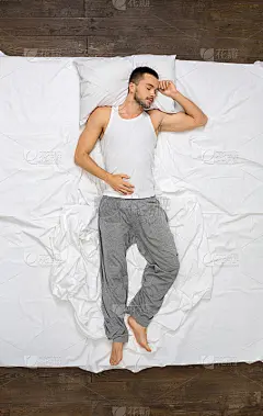 年轻人舒舒服服地在床上俯视图睡觉