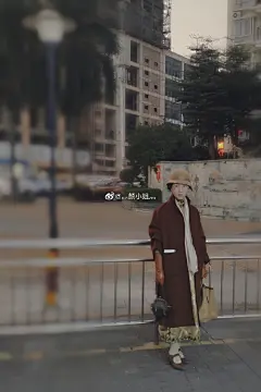 #穿旗袍 看电波#舞劇永不消逝的電波超话 
“长河无声奔去，唯爱与信念永存”
李侠挣开兰芬的手，毅然决然地去赴一场再无重逢的孤旅。在失去了所有战友之后，他知道终于到了最后的那一刻。离别并非不舍，而是深予祝福，兰芬和再也来不及见面的孩子，便如同刚顺着电波送出的密报，是他对这个世界最后 ​​​​...展开全文c