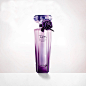 艾玛沃森代言的香水哦~淡紫色的瓶身，精美的带有兰蔻标志性玫瑰的瓶身，浓浓的玫瑰香气和女人味，飘散在神秘的午夜.