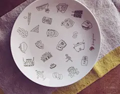 李晏榕 日安號 插畫文宣＆募款小物 : ●台北日安·魔幻摩天輪當陽光灑下，空氣中以及我們的眼裡，閃耀著點點的金色光芒。這樣的台北，就像是一座承載著希望與歡欣的遊樂園，一切日安，如此美好。就讓日安女孩晏榕，乘著這樣的朝氣進入新國會。●這是台灣好可愛！紀念皿組豬血糕、臭豆腐、大同電鍋，101大樓、跳格子、稻草人，三太子、小綠人和珍珠奶茶......超過40種讓你一看到就會說「啊這就是台灣！」的可愛圖騰，盡在這組紀念皿中。除了自己蒐藏自用之外，也是贈送給外國朋友最好的伴手禮。