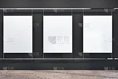 一排垂直横幅在一个黑色的墙壁房间