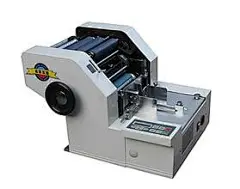 标准名片尺寸为54×90mm(如有出血则尺寸为57×93mm,四边各加1.5mm出血位)。 窄型名片尺寸为50×90mm或45×90mm(如有出血则尺寸为53×93mm或48×93mm,四边各加1.5mm出血位)。 折叠名片尺寸为90×95mm(如有出血则尺寸为93×98mm