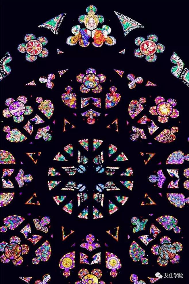 玫瑰窗(the rose window),也称玫瑰花窗,为哥特式建筑的特色之一,指