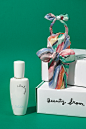 설화수 x SAKI 리미티드에디션(Sulwhasoo x SAKI Limited Edition) - Amorepacific Creatives : ‘BEAUTY FROM YOUR CULTURE’ 는 설화수 사회 환원 활동으로(CSR_Corporate Social Responsibility) 전통과 현대가 공존할 때 더 가치 있는 문화를 만들어 갈 수 있다는 설화수의 믿음이 담겨있다. 그 일환으로 아트챌린지를 통해 능력 있는 신진 작가를 발굴하고 선정된 작품