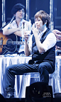 #五月天重返鸟巢##五月天JustRockIt# 我們宏醬的可愛喲——— 打滾—————— 大哥哥喝酸奶还舔手指咧[哈哈]