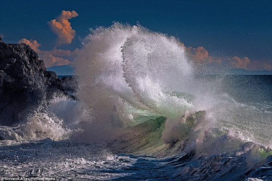 摄影师抓拍海浪绽放瞬间 完美造型尤胜冰雕...