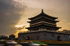 点击来源直接获取大图文件 |“钟楼”常见的英文表述是：Bell Tower  ；“西安钟楼”可以翻译为：Bell Tower of Xi'an  