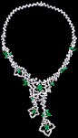 Limelight Garden Party 项链，18K白金，镶衬4颗椭圆形祖母绿（约7.01克拉），14颗梨形祖母绿（约8.66克拉）和413颗圆形美钻（约23.27克拉）。这款奢华尊贵的项链流光溢彩。绿宝石叶片不经意地点缀在钻石花边周围，仿佛点亮了夜间花园。专为浪漫梦幻派对特别设计的珠宝。让这个花园派对美轮美奂。 
