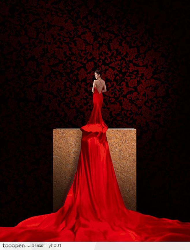 花纹纹样背景上站在大理石上的穿着红色长裙...