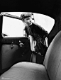 组图：赫本曝大量罕见美照 穿人字拖仍美如天使 : 奥黛丽-赫本1953-1966年的大量片场照、生活照曝光，私下的她也纯美如女神。