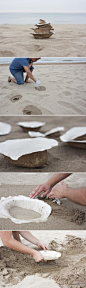 [Victor Castanera's work] 巴塞罗那设计师Victor Castanera创作的“Areniscos”系列容器。取材自沙粒这一自然原料，通过在干净的沙滩中倾倒水使砂粒下沉，形成自然模具，然后再倒入丙烯酸树脂材料，使之与水相互作用下和周围沙粒坚固凝结，形成浑然天成的质朴容器。