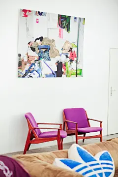 没有粉饰，没有刻意的风格，不考虑什么颜色的地板搭配什么花样的壁纸，不去想什么风格的家具什么品牌的电器，不存在斯堪地纳维亚还是美式田园，古典或者现代，住所其实是你用来包容和迎合自己的空间。不知道这些照片有多大的参考价值，那些裸露的暖气片，一白到底的颜色，朴素到有些简陋的存储方式，和大概只有在旧货市场才能淘到的家具。柏林这座神奇的城市加上艺术家特有的生活态度，这就是建筑师和设计师 Axel van Exel 的阁楼，一个宽敞自由的家。