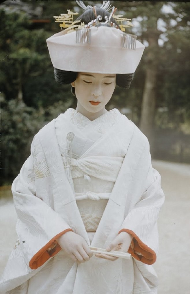 穿着传统服饰的新娘子，日本，1961年 ...