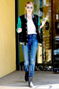 【图】造型日历冬季篇：小天后艾玛·罗伯茨 (Emma Roberts) 活泼出街look，撞色卫衣搭配白T牛仔裤