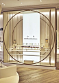 Le Grand Musée du Parfum : des signes empreints de sens - étapes: : Nouveau temple des senteurs en plein cœur de Paris, le Grand Musée du Parfum a officiellement ouvert ses portes au mois de décembre. Qui dit ouverture de musée, dit projet de signalétique