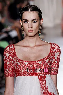 【图】玛切萨 (Marchesa) 2013春夏女装秀场彩妆赏析：浓眉大眼“金箔”妆，扮演奢华印度女郎！_第3页_Marchesa_海报时尚@北坤人素材