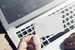 特写照片男子显示空白的白色名片和使用