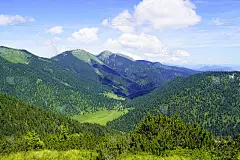 巴伐利亚加米施-帕滕基兴附近的万克山峰。从山上俯瞰周围的风景。