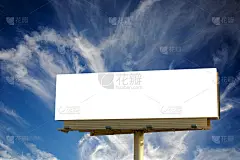 空的白色广告牌与蓝色的云景
