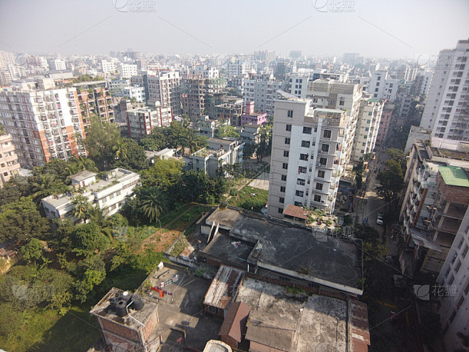 在阳光明媚的日子里，达卡市住宅和金融大楼的高角度视图