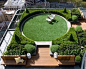 [《别致的屋顶花园》] 这座迷人的屋顶花园位于澳大利亚悉尼的摩天大楼之上。该花园由Secret Gardens设计而成，为这座城市的居民打造了一个远离尘嚣与喧闹的休闲去处。景观的设计主要集中在扩大视野范围，同时打造出绿洲一样的景观效果，该花园位于一座高25层的建筑之上。黄杨属的植物和修剪整齐的植物是这个屋顶花园的亮点。花园整体呈圆形，外部摆放的木质家具为整个花园烘托出了一种闲适怡情的氛围。从花园中可以俯视整座悉尼城市，美丽迷人的景观尽收眼底。