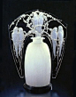 一些玻璃蚀刻作品。
绝大部分是香水瓶盖子，作者是René Lalique。
现在有几个设计还能在一些Lalique古董Q香的香水瓶上看到。 ​​​​