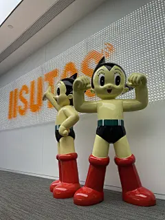 最近从日本新收回来了一只举双手的ATS等身大阿童木，品相非常好，这两款古董阿童木我各有两个，图中放公司里的这组肤色偏黄，而且涂色是亮面的，我另有一组两只是偏肉色的，那两只的肤色相互之间也是有差别的，也就是说，我目前有3种不同肤色的阿童木，我不知道是批次问题还是什么问题？有没有懂的小朋友可以科普一下？ - 小红书