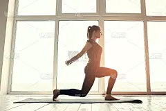 年轻美丽的女人练习瑜伽和体操。健康的概念。班级单项运动。