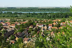 斯雷姆斯基·卡尔洛夫奇的全景图。屋顶和多瑙河的全景。