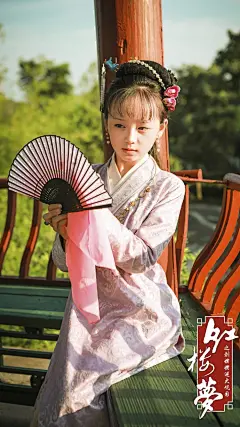 #小戏骨红楼梦##钟宝儿薛宝钗# 宝儿壁纸四张，已经裁成16比9大小，去掉水印，可以直接做壁纸用，当然也可以哪来美美地欣赏。 ​​​​