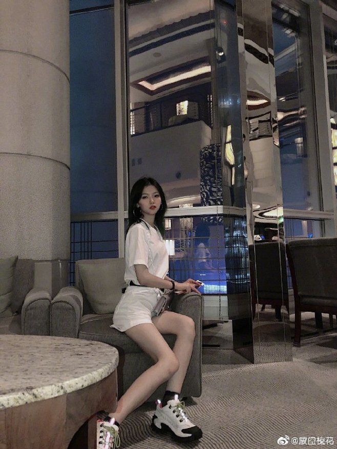 校花女神她叫放空鬼马就读于清华大学身高165cm爱好画画白羊座学霸