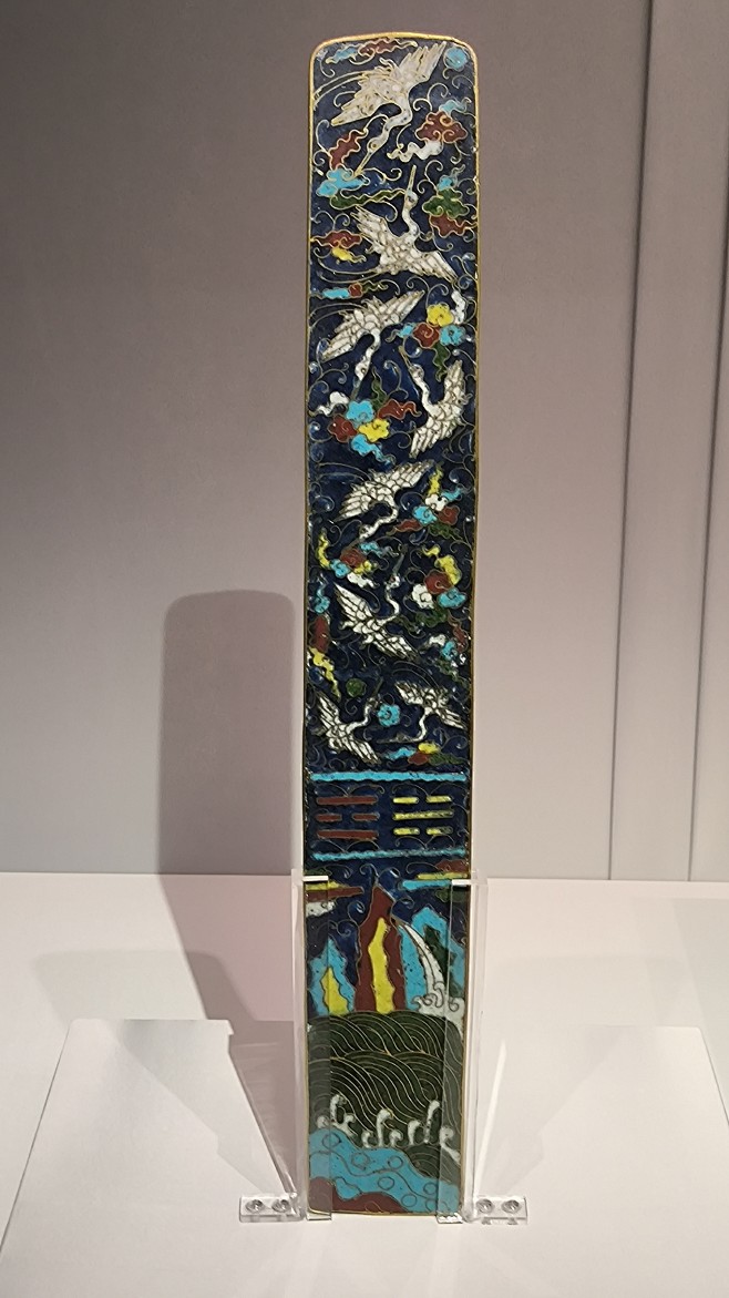 铜胎掐丝珐瑯仙鹤八卦纹笏板16 世纪 金属(掐丝珐瑯)怀海堂藏品 这件铜胎掐丝珐瑯仙鹤八卦纹笏板由下至上分别饰以寿山福海、八卦纹和翱翔于五色 ...
