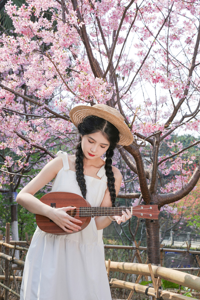 夏日樱花中的白连衣裙少女人物摄影图片-众...