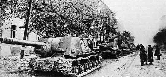 装甲驯兽师 1945
柏林南郊的一处苏军...