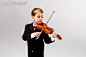 人,着装得体,影棚拍摄,棕色头发,站_162897480_Little boy playing violin_创意图片_Getty Images China