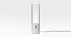 ento 17010 Security Camera with Light | PRODUCT | METAPHYS : 置き型のインテリアライトに見えますが、これは玄関先での詐欺行為を録画するための監視カメラです。一般的に言われる、撮られていると分からせることで詐欺行為を抑止する、という考え方ではなく、逆にカメラに見えないからこそ詐欺行為者がカメラを避けて話を進めるのを、未然に防げるのだと考えました。最後までカメラだと気付かれないことで、詐欺行為が行われた後に証拠となるマイクロSDを警察に渡すことで、犯