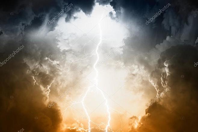 自然力量背景-闪电在风雨如磐的天空乌云和...