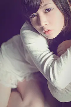 清纯可爱美女手机壁纸。小小美女，有点小清纯，有点小可爱。淑女式的发箍为这棕色长卷发增添了一点点小色彩，更凸显了女人味。含情脉脉的双眼，笔挺的鼻子，微微嘟起的樱唇让这张精致的脸更显得无懈可击。今天小编为你推荐的这款清纯可爱美女手机壁纸，希望你会喜欢。