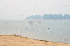 金达比恩湖笼罩着烟雾