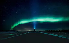 夜晚 身影 满天的繁星 闪闪发光壁纸