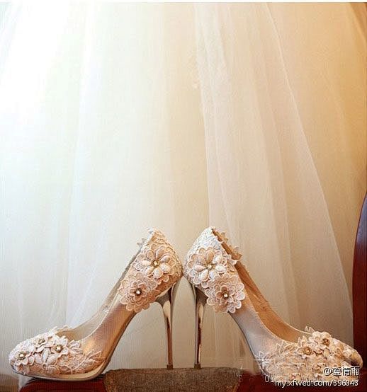 时尚婚鞋，在现在的婚礼习俗中已经不在是只...
