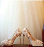 时尚婚鞋，在现在的婚礼习俗中已经不在是只有红色的婚鞋的概念了，最主要的是怎样才能让新娘在婚礼上发光发亮，不仅仅只有婚纱，婚戒，手捧花之类的，婚鞋也很抢眼哦！！千万别忽视了哦！！ @北坤人素材