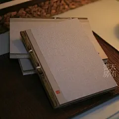 我对书是有感情的，我很习惯是把装帧看成是书，而本书正是有我对书籍设计的部分定意，那就是质感与空间，人与书的关系除了最直观的“视像”之外还有手的扶触感。通过眼读手触之间它包含时与空的整体形态。
封面上加盖設計师私章。并附送两张“天佑书房”藏书票。《无字书》规格：240.170 
#设计# #笔记本# #复古# #中国风#