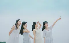 亲爱的闺蜜毕业留影唯美桌面高清壁纸