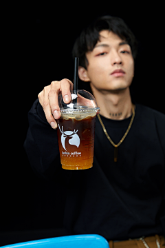 哲氏沃硕德采集到luckin coffee模特街拍